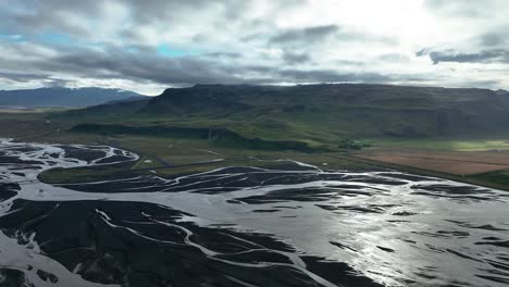 Canal-Trenzado-Cerca-De-La-Cascada-Seljalandsfoss-En-El-Sur-De-Islandia