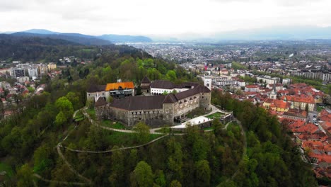 Filmisches-Drohnenvideo-Der-Burg-Von-Ljubljana-Bei-Bewölktem-Wetter