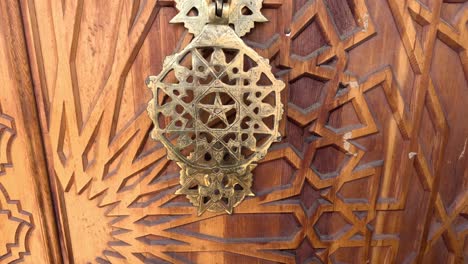 La-Intrincada-Artesanía-Y-El-Significado-Cultural-De-Los-Pomos-De-Las-Puertas-Tradicionales-Marroquíes,-Mostrando-Su-Arte-Y-Su-Rico-Patrimonio