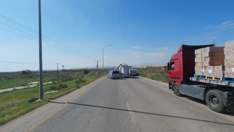 Fahrzeuge-Warten-Darauf,-Von-Jordanien-Nach-Israel-Einzureisen
