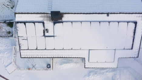 Luftaufnahme-Von-Oben-Nach-Unten,-Die-Sich-über-Solarzellen-Auf-Einem-Schmelzenden-Hausdach-Erhebt,-Wintertag