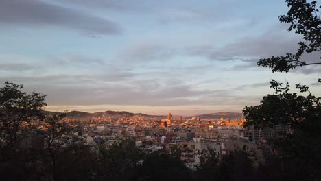 Malerisches-Stadtbild-Der-Stadt-Barcelona,-Spanien,-Skyline-Häuser-Unter-Goldenem-Sonnenuntergang