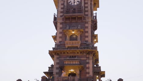 Roter-Steinuhrturm,-Einzigartige-Architektur-Am-Tag-Aus-Verschiedenen-Blickwinkeln.-Das-Video-Wurde-Am-06.-November-2023-In-Ghantaghar,-Jodhpur,-Rajasthan,-Indien,-Aufgenommen