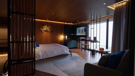 Luxuriöses,-Modernes-Hotel-Mit-Hoher-Holzdecke-Und-Schöner-Aussicht-Aus-Großen-Fenstern-Im-Hotel-Indigo,-Taiwan