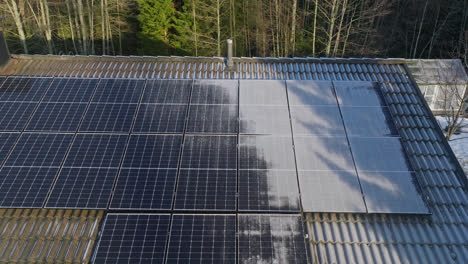Luftaufnahme-Vor-Frostigen-Sonnenkollektoren-Auf-Einem-Hausdach