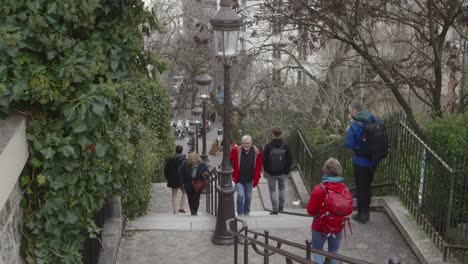 Famosas-Escaleras-Del-Barrio-De-Montmartre-En-París.