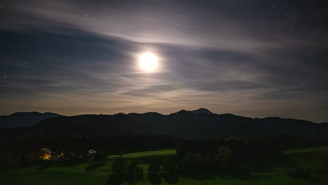 Luna-Brillante-Y-Estrellas-Sobre-Los-Alpes-Austriacos---Lapso-De-Tiempo