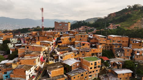 Flug-über-Alte-Favela-Häuser-Der-Comuna-13,-Sonniges-Medellín,-Kolumbien---Luftaufnahme