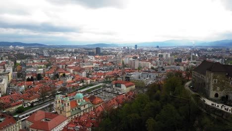 Eine-Eröffnungsdrohnenaufnahme-Der-Stadt-Ljubljana