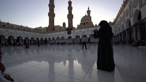 People-On-White-Marble-Paved-Courtyard-On-Al-Azhar-Mosque-At-Dusk-In-Cairo,-Egypt