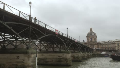 Pariser-Kunstbrücke,-Aufnahme-Von-Unten-Neben-Dem-Fluss