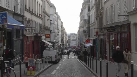 Calle-Típica-De-París-Con-Algunas-Tiendas-En-Un-Día-Nublado