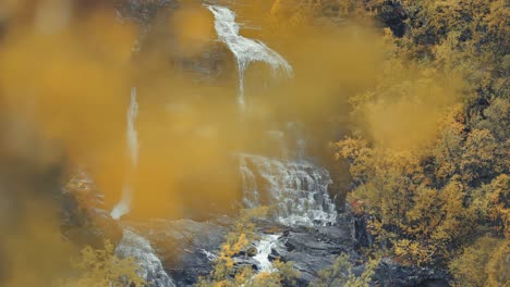 Ein-Wasserfall-über-Dem-Norwegischen-Herbstwald