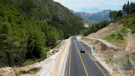 Pequeña-Carretera-De-Montaña-Con-Hermosos-Paisajes-Y-Bosques-A-Ambos-Lados.