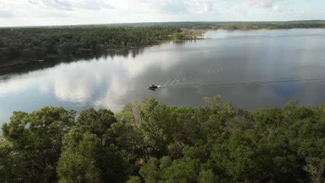 Motorbootfahrt-Auf-Dem-Crystal-Lake-In-Polk-County,-Florida,-USA