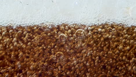Burbujas-De-Bebida-Gaseosa-Vertiendo-En-Cámara-Lenta-Macro-De-Vidrio-4k