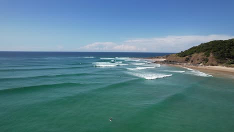 Surfistas-Atrapando-Olas-En-La-Playa-De-Clarkes-En-Byron-Bay-En-Nueva-Gales-Del-Sur,-Australia