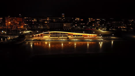 Vista-Aérea-Lejos-Del-Edificio-Iluminado-Fiskets-Hus,-Noche-En-Vaasa,-Finlandia