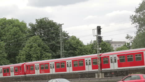 Roter-Zug-In-Hamburg