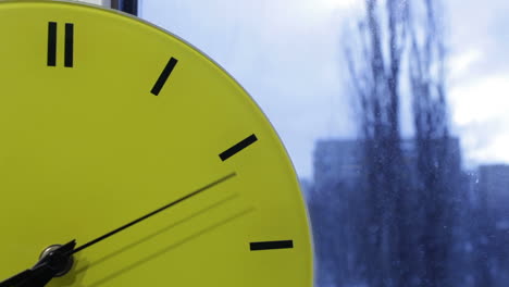 Zeitraffer-Der-Gelben-Uhr