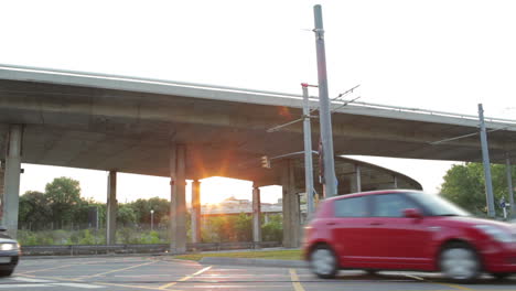 Zeitraffer-Des-Straßenverkehrs-Bei-Sonnenuntergang