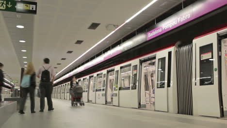 Zeitraffer-U-Bahn-Und-Passagiere