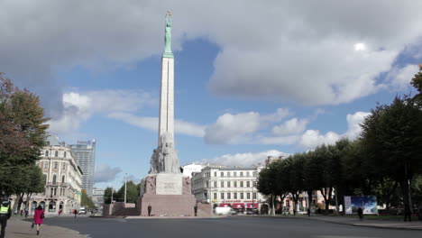 Zeitraffer-Das-Freiheitsdenkmal-In-Riga,-Lettland