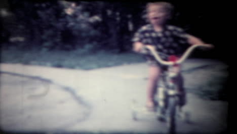Junge-Auf-Dem-Fahrrad,-Vintage-8-mm-Filmmaterial