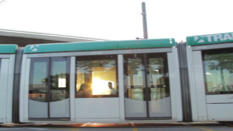 Die-Straßenbahn-Fährt-Bei-Sonnenuntergang-Vorbei