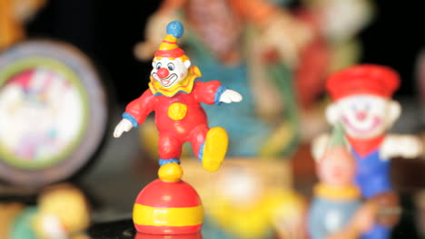Clowns-Statuetten-Montage-Mit-Vielen-Verschiedenen-Aufnahmen