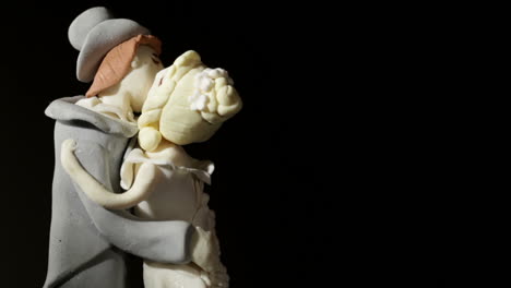 Wedding-cake-figurines-kiss