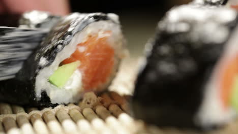 Sushi-Rollen-Schneiden