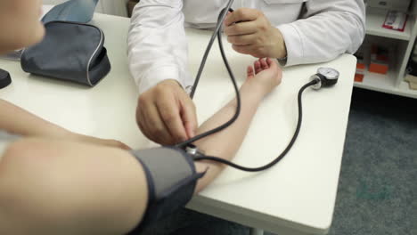 Doctor-measures-the-blood-pressure