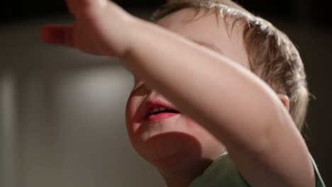 Zweijähriger-Junge-Bläst-Seifenblasen