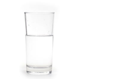 Glas-Wasser-Mit-Eis-Isoliert-Auf-Weißem-Hintergrund