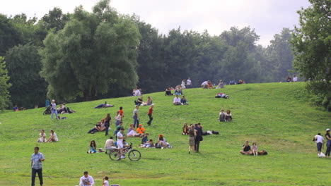 People-have-a-rest-at-the-Colomenskoe-park