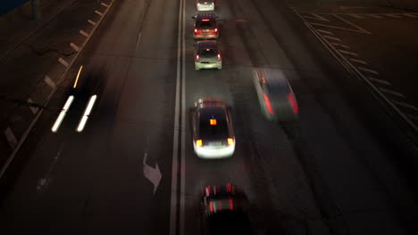 Tráfico-De-Automóviles-Por-La-Noche-Cae-Con-Panorámica