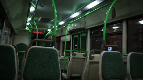 Ver-El-Interior-Del-Autobús-Nocturno