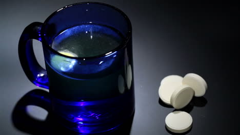 Tablette-Löst-Sich-In-Einem-Blauen-Glas-Wasser-Auf