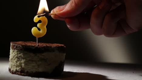 Kerze-Drei-Im-Tiramisu-Kuchen