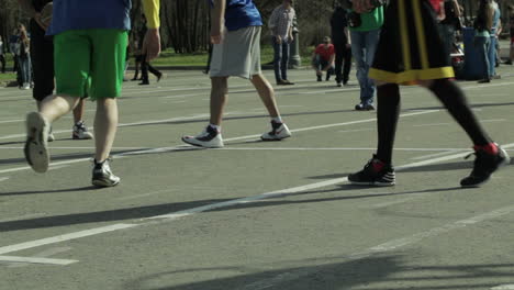 Männer-Spielen-Basketball-In-Einer-Stadtparksequenz