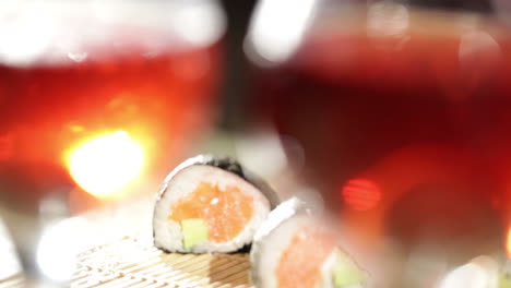 Sushi-Rollen-Und-Pflaumenwein,-Schöner-Flacher-DOF