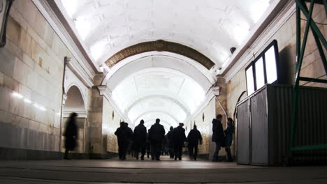 People-crowd-in-the-tunnel-Metro-station