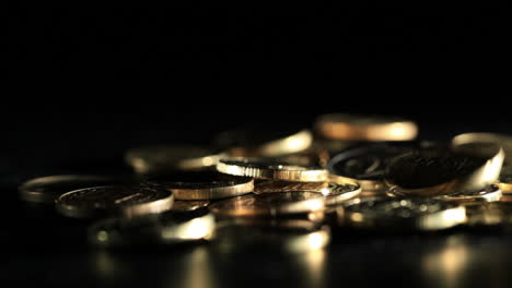 Monedas-De-Oro-Cayendo-Sobre-Fondo-Oscuro-Imágenes-Reales-No-Cg