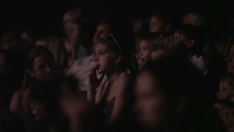 Mädchen-Im-Kino-Oder-Theater