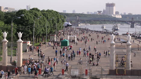 Menschen,-Die-Im-Park-Kultury-In-Moskau,-Russland,-Spazieren-Gehen