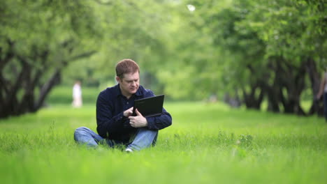 Businessman-working-in-the-park
