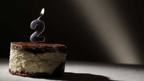 Kerze-Zwei-Im-Tiramisu-Kuchen