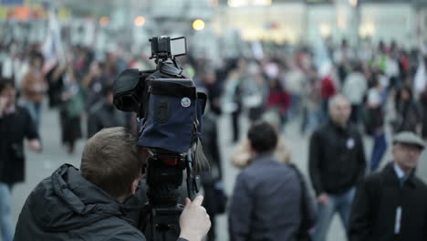 Cameraman-shoots-people-at-a-crowded-place