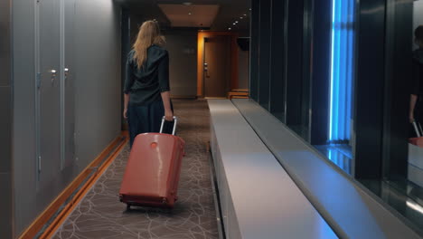 Woman-with-trolley-case-in-the-hotel-hallway